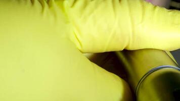 odontologia adolescência uma médico dentro amarelo luvas preenche uma dente do uma jovem menina para uma mulher fechar-se dentro odontologia às a dentista secagem a dente com luz Novo tecnologias moderno clínica video