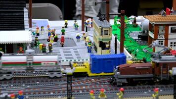ein Stadt vollständig gemacht von Lego Blöcke Häuser Autos Straßen Züge Straßenbahnen. echt Leben von Lego Spielzeuge Nahansicht Aufnahmen von Eisenbahnen im enorm Stadt gemacht von Blöcke Kanada Vancouver video