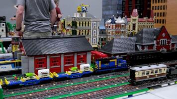 Canadá Vancouver 17.05.2024 trébol rodeo y país justa Lego bloques casas carros calles trenes tranvías. real vida de Lego juguetes de cerca imágenes de vias ferreas en un enorme ciudad hecho de bloques video