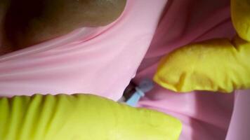 Zahnheilkunde Jugend ein Arzt im Gelb Handschuhe füllt ein Zahn von ein jung Mädchen zum ein Frau Nahansicht im Zahnheilkunde beim das Zahnarzt Trocknen das Zahn mit Licht Neu Technologien modern Klinik video