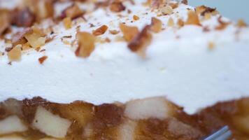 crostata con mele e crema tradizionale olandese piatto di Mela crostata servito con frustato crema su legna tavolo nel amsterdam. il piatto di Mela torta è un' nazionale delicatezza nel Olanda. video