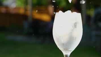 Häll i citronsaft med is is in i en glas Häll i soda vatten kasta citron- Vispa med en sugrör flera videoklipp av en kall dryck på de gata på de tabell bubblande skum bubblor närbild video