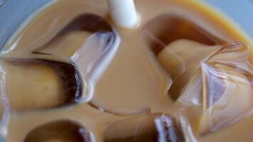 glacé en retard dans une transparent verre sur café table video