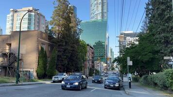 visie van downtown Vancouver met wolkenkrabbers, Vancouver pas op en bergen met dagelijks verkeer video
