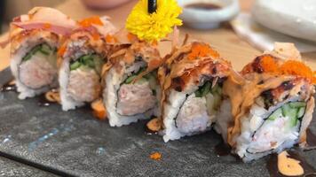 Preto Dragão lista carne de carangueijo, abacate, kappa dentro com unagi, abacate, peixe flocos e peixe video