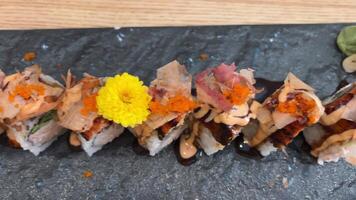 Preto Dragão lista carne de carangueijo, abacate, kappa dentro com unagi, abacate, peixe flocos e peixe lento movimento a partir de acima video