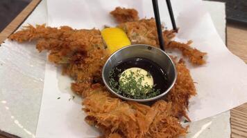 Krabbe im Teig mit Soße Meeresfrüchte im ein Restaurant mit Zitrone auf ein Serviette auf ein Teller video