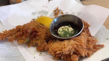 cangrejo en masa con salsa Mariscos en un restaurante con limón en un servilleta en un plato video