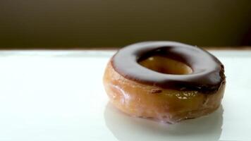 sortiert Donuts mit anders Füllungen und Glasur. Dolly video