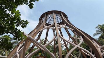 Wald See und Zelte auf das Hintergrund von das Wald und Wolken. hölzern Pavillon im das Mitte von See. video