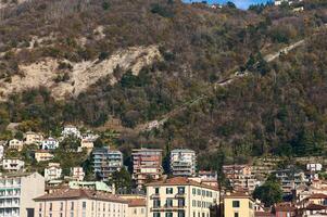 italiano ciudad de como en Alpes montañas. hermosa casas en montaña. viajar. edificios turismo concepto. Italia, lombardía, el provincia de Milán. como lago. foto