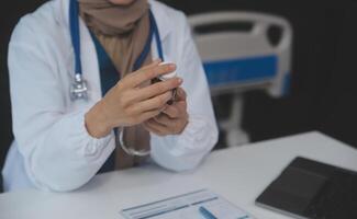 recortado ver de médico en blanco Saco participación botella medicamento, prescribir pastillas a enfermo paciente vía en línea consulta. familia terapeuta recomendar calidad medicamentos. cuidado de la salud, tratamiento concepto foto