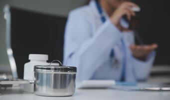 recortado ver de médico en blanco Saco participación botella medicamento, prescribir pastillas a enfermo paciente vía en línea consulta. familia terapeuta recomendar calidad medicamentos. cuidado de la salud, tratamiento concepto foto