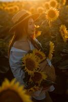 un niña en un sombrero en un hermosa campo de girasoles en contra el cielo en el noche ligero de un verano puesta de sol. rayos de sol mediante el flor campo. natural antecedentes. foto