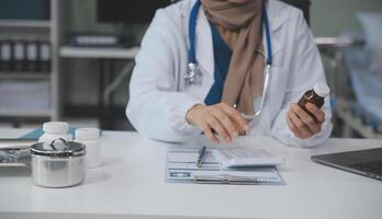 recortado ver de médico en blanco Saco participación botella medicamento, prescribir pastillas a enfermo paciente vía en línea consulta. familia terapeuta recomendar calidad medicamentos. cuidado de la salud, tratamiento concepto foto