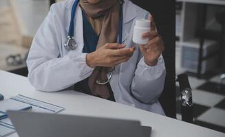 recortado ver de médico en blanco Saco participación botella medicamento, prescribir pastillas a enfermo paciente vía en línea consulta. familia terapeuta recomendar calidad medicamentos. cuidado de la salud, tratamiento concepto foto