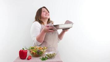 middelbare leeftijd vrouw huisvrouw koken Holding dienblad van voedsel shows duimen omhoog glimlachen waarderen nieuw recept ruimte voor tekst Koken tonen restaurant kruidenier op te slaan kopen van ons bestellen meenemen voedsel online chef video