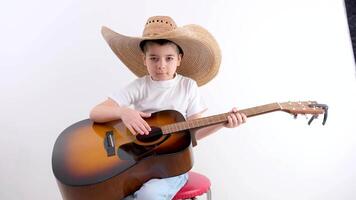 cerca arriba de linda niño niño dedos jugando el guitarra. musica colegio para niños. musical acordes video