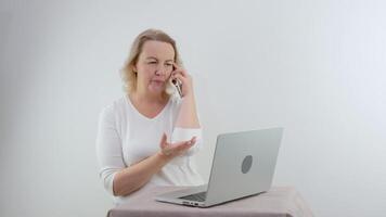 tiro riflessivo ha riguardato donna Lavorando su computer guardare lontano pensiero soluzione problema a casa video