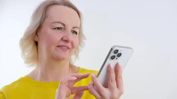 caucasian kvinna innehav smartphone känna öga anstränga Trötthet, brunett flicka lida från smärta i torr irriterad ögon, dålig suddigt syn syn problem, isolerat över blå Färg bakgrund studio video