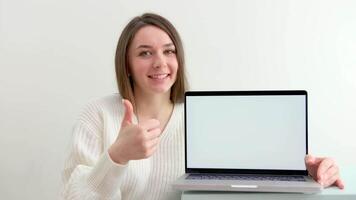lächelnd weiblich Schüler trägt kabellos Kopfhörer zu Studie online mit ein Skype Lehrer, glücklich jung Frau lernt ein Sprache, Hör mal zu zu ein Vorlesung Uhr ein Webinar, schreiben Anmerkungen, aussehen beim ein Laptop video