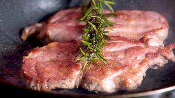 carne bifes em a grade com chamas grelhado carne bifes com especiarias isolado suculento bife médio raro carne com especiarias video