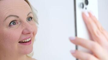 selfie fotografia fotografando a si mesmo degola Fora língua rindo para dentro a quadro, Armação mulher olhando às Móvel telefone chamando amigos acenando fazendo careta fazer rostos sorridente video