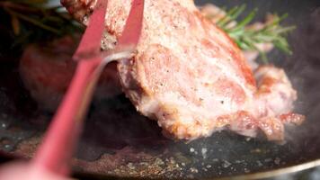 nötkött biffar på de grill med lågor grillad nötkött biffar med kryddor isolerat saftig biff medium sällsynt nötkött med kryddor video