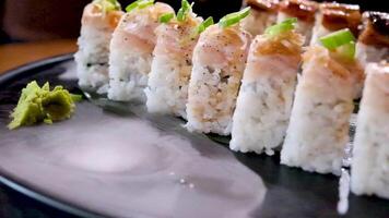 heerlijk restaurant Aziatisch voedsel sushi Aan bord met droog ijs paling tonijn reeks omhullend allemaal in de omgeving van ruimte voor tekst reclame sushi portie menu chef cursussen sushi maker detailopname ongelooflijk heerlijk video