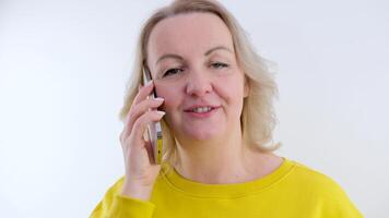 einde een aangenaam gesprek Aan de telefoon glimlachen vrouw ondernemer op zoek weg terwijl pratend Aan slim telefoon video