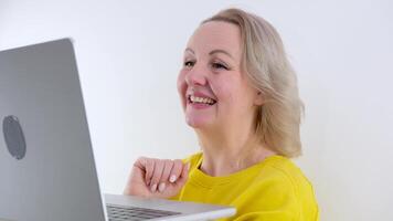 online Kommunikation auf das Internet ein Frau hält ein Laptop im ihr Hände beim Gesicht Niveau sie fragt Warum Was Was lacht setzt ihr Hand zu ihr Truhe zeigt an ein Daumen oben gut Zeit video