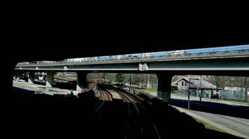 Vancouver Skytrain Neu Kanada Linie zu surrey Zuhause Schienen Zug Himmel Zug Straße Ausflug der Verkehr groß Stadt Leben Bequemlichkeit Komfort Blau Himmel nett Wetter verschiedene Fachmann Qualität und Foto Stationen video