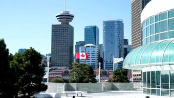 Canada plaats en reclame gebouwen in downtown Vancouver haven en pier voering schepen aankomen mensen wandelen visie wolkenkrabbers hoog gebouwen oceaan schoonheid vers lucht blauw lucht zonder wolken video