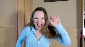 Lycklig ung caucasian kvinna rolig dans på säng. långsam rörelse. begrepp av frihet och Semester video