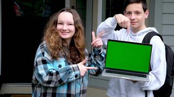 tonåring pojke tonåring flicka dans fröjd som visar fingrar på grön skärm krom nyckel dator axlar ryggsäck skratt ad uppkopplad inlärning podcast på plattform för studenter skola studenter tonåringar video