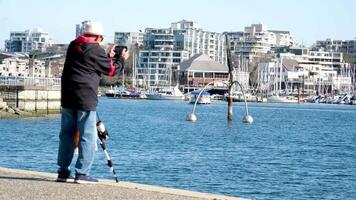 David lam Park Mann nimmt Bilder im Vancouver Park ein Schiff ein Eisen Statue im das Center von das Pazifik Ozean ein Fotograf mit ein Zauberstab ein Erwachsene alt Mann Spaziergänge entlang das Damm video