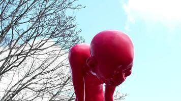 Vancouver Brits Columbia Canada 18 voet beeldhouwwerk gebeld de trots jeugd Aan Scherm in yaletown video