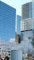 Kanada Platz Wolkenkratzer das Schiff Kamin Dämpfe von es Flagge Vancouver Stadt Center Sehenswürdigkeiten Büro Gebäude Besichtigung setzt Stadt Aussicht video