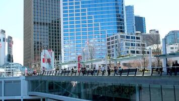 Canada posto persone a piedi lungo il argine alto edifici porta ricreazione nel il città oceano e case natura e città vita qualunque cosa è nelle vicinanze video