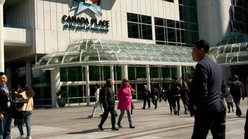 Kanada Platz Echtzeit Menschen Gehen entlang das Promenade von porto Ausstellung Center Rucksäcke Kleider und Zubehör Touristen Kanadier haben sich ausruhen beim Mittagessenszeit und Tag aus eilen zu Arbeit video