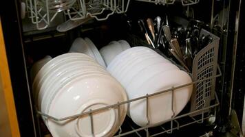 chargement le Lave-vaisselle nettoyage le maison déballage le vaisselle mettre dans leur des endroits garçons fille adolescents dans le cuisine nettoyage frère et sœur Ménage corvées video