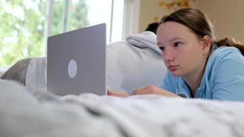 vida de adolescentes en ordenador portátil un chico y niña sentar a mesa por ventana cada con su teléfono inteligente gastar hora en Internet en social redes café colegio cafetería tomar imágenes de cada otro disparar videos