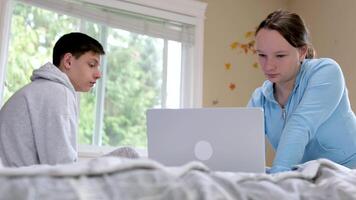 jovem casal comendo macarrão e usando computador portátil dentro seus Novo casa video