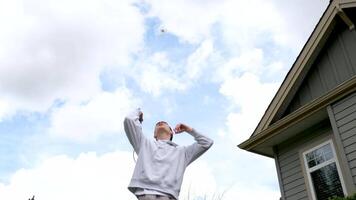 une Jeune homme pièces avec une raquette et une volant dans badminton. slow-mo video