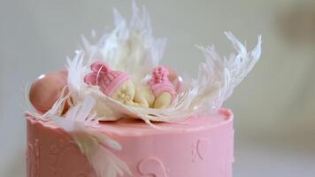 maravilloso cumpleaños pastel cubierto con rosado Formación de hielo y rosas video