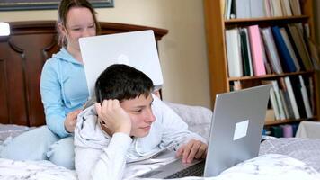 dos Hispano niños mirando a ordenador portátil video