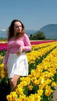 Lycklig kvinna på blomning fält av tulpaner video