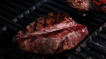 Grill frisch Rindfleisch Fleisch mit Blut Steak Portion köstlich Essen Abendessen Mittagessen durchbohren mit Spieß ziehen um Leben praktisch sabbern Fleisch mehrere Videos von einer Prozess vorbereiten köstlich Grill Steak