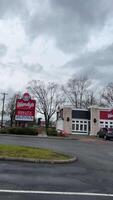 rápido comida restaurante hamburguesas francés papas fritas delicioso comida entrega pequeño tienda personas carros calle ver Canadá surrey Vancouver 2023 video