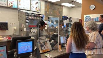 tormenta de nieve familia abuelos tomó su nieta a el Tienda a comprar delicioso hielo crema familia pasatiempo Días festivos verano delicioso comida orden desde el efectivo Registrarse estilo de vida Canadá 2023 video